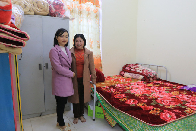 Cô Nhuyên (phải) và nữ đồng nghiệp trong kho chứa đồ của trường mà cô đang sống. Ảnh: G.T