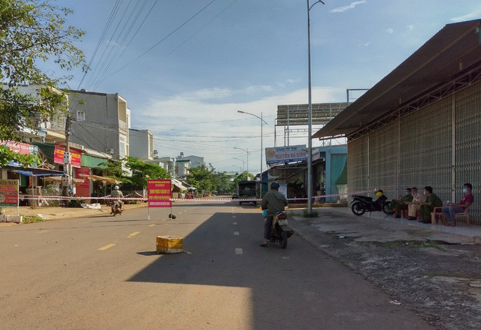 Một khu vực vừa được phong tỏa sau khi ghi nhận chùm ca bệnh ngoài cộng đồng ở huyện Cư M'gar, tỉnh Đắk Lắk