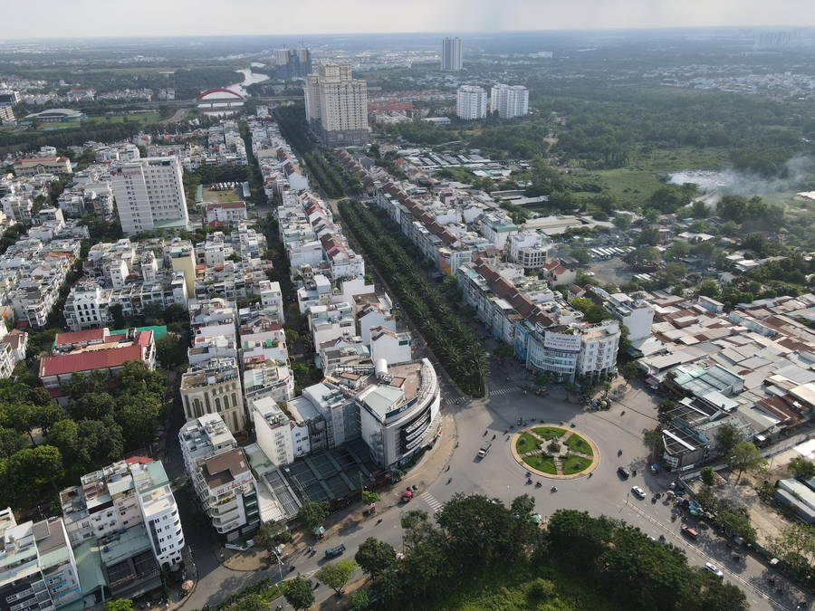 Khu dân cư Trung Sơn, xã Bình Hưng, H.Bình Chánh sầm uất không khác gì một phường ở khu vực trung tâm thành phố. Ảnh: Ngọc Dương