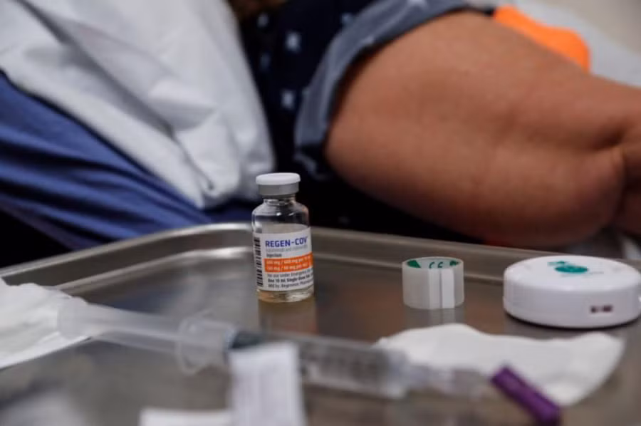 Liệu pháp kháng thể REGEN-COV. Ảnh: Reuters
