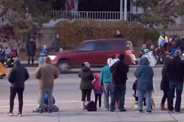  Chiếc xe lao vào đoàn người diễu hành. (Nguồn: Facebook)