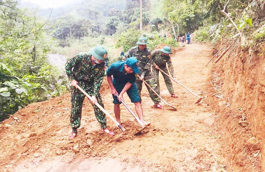 Chi Đoàn Đồn Biên phòng Ia O (huyện Ia Grai) dọn vệ sinh đường giao thông nông thôn. Ảnh: Anh Huy Chi Đoàn Đồn Biên phòng Ia O (huyện Ia Grai) dọn vệ sinh đường giao thông nông thôn. Ảnh: Anh Huy