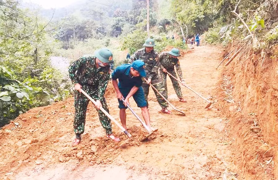 Chi Đoàn Đồn Biên phòng Ia O (huyện Ia Grai) dọn vệ sinh đường giao thông nông thôn. Ảnh: Anh Huy