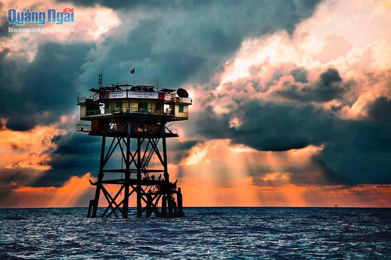  Hoàng hôn trên thềm lục địa Việt Nam - Nhà giàn DK1. (Ảnh: NSNA Nguyễn Đăng Lâm)