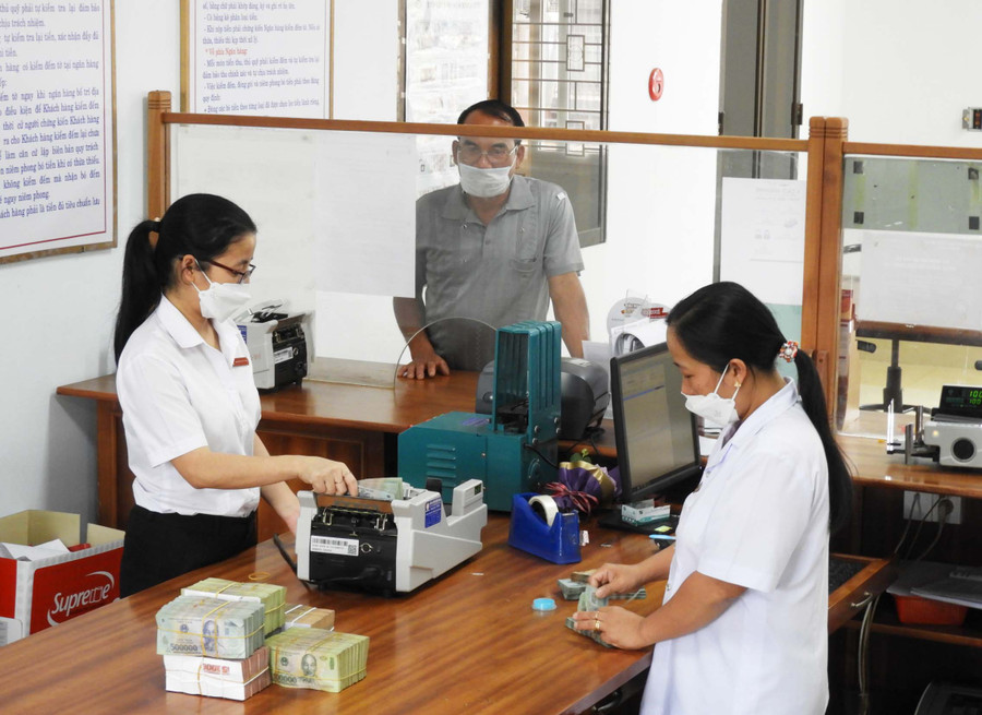 Người dân thực hiện nộp nghĩa vụ tài chính cho Nhà nước qua Ngân hàng Nông nghiệp và PTNT huyện Ia Grai. Ảnh: Thanh Nhật