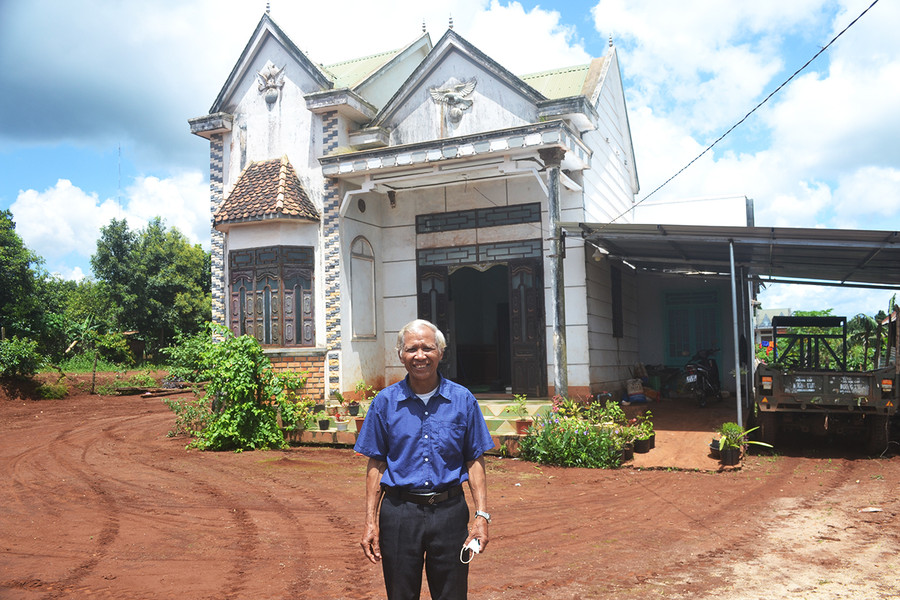  Ông Rớt trước căn nhà của mình tại làng Thung (xã Hnol, huyện Đak Đoa). Ảnh: Hoàng Minh