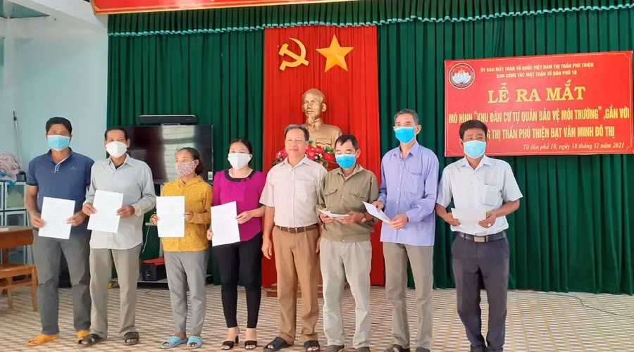 Ra mắt mô hình “Khu dân cư tự quản bảo vệ môi trường” tại thị trấn Phú Thiện. Ảnh: Lương Minh