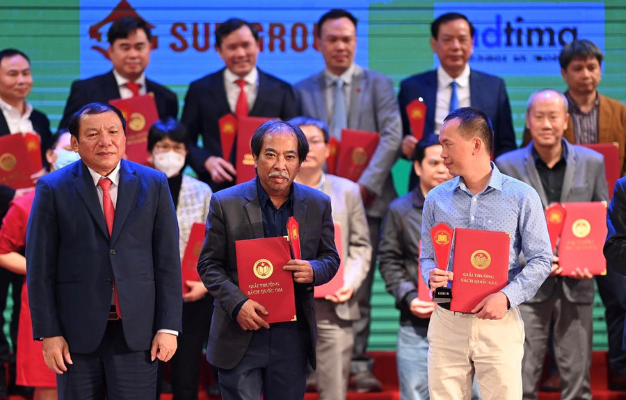  Nhà thơ Nguyễn Quang Thiều, Chủ tịch Hội Nhà văn Việt Nam (giữa) nhận giải thưởng Sách Quốc gia. (Ảnh: Hội xuất bản)