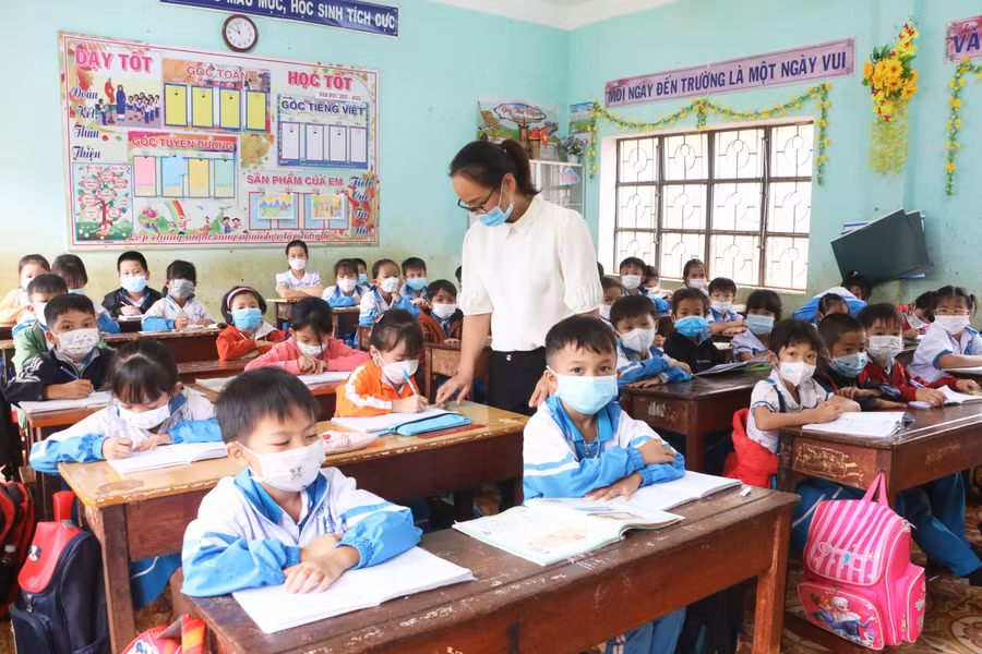 Bên cạnh tập trung bổ sung kiến thức cho học sinh thì công tác đảm bảo an toàn phòng-chống dịch được Trường Tiểu học Lê Hồng Phong (thị trấn Chư Sê) chú trọng thực hiện nghiêm. Ảnh: Quang Tấn