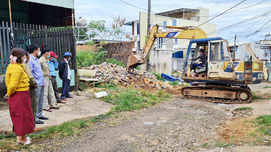  Tuyến đường hẻm 94 (tổ dân phố 8, phường Phù Đổng, TP. Pleiku) được thi công mở rộng, nâng cấp sau khi người dân hiến đất. Ảnh: Bá Bính