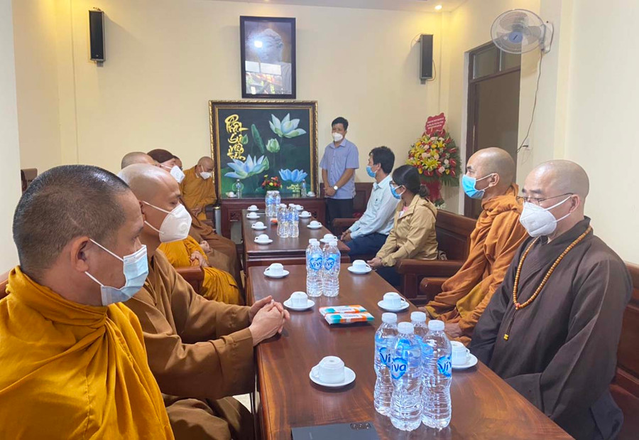 Ông Đinh Ngọc Hải-Phó Chủ tịch Ủy ban MTTQ Việt Nam tỉnh Gia Lai thăm và chúc mừng Ban Trị sự Giáo hội Phật giáo Việt Nam nhân kỷ niệm 40 năm ngày thành lập Giáo hội Phật Giáo Việt Nam. Ảnh: Thanh Nhật