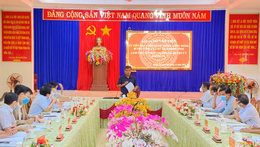 Đồng chí Hồ Văn Niên-Ủy viên Ban Chấp hành Trung ương Đảng, Bí thư Tỉnh ủy, Trưởng đoàn đại biểu Quốc hội tỉnh phát biểu chỉ đạo tại buổi làm việc với Thường vụ Huyện ủy Krông Pa. Ảnh: Hà Duy