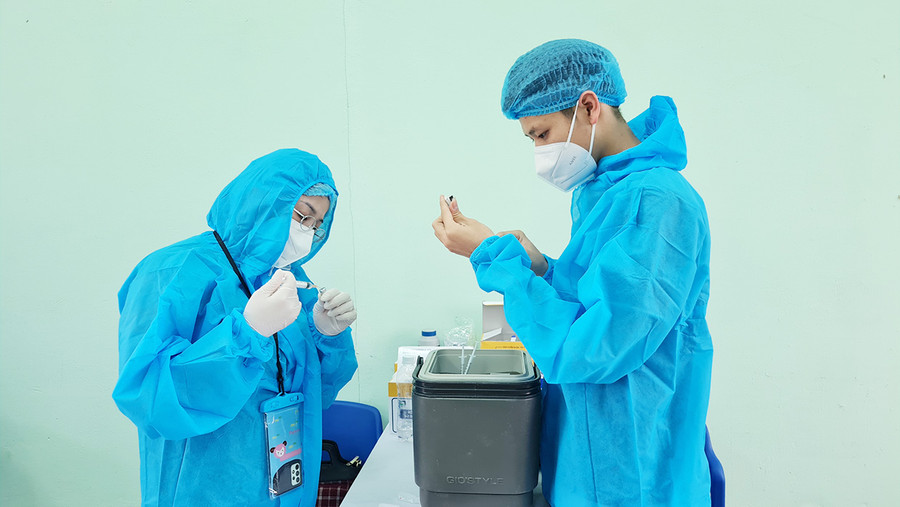 Nhân viên y tế chuẩn bị mũi tiêm vắc xin phòng Covid-19. Ảnh: Bá Bính Nhân viên y tế chuẩn bị mũi tiêm vắc xin phòng Covid-19. Ảnh: Bá Bính