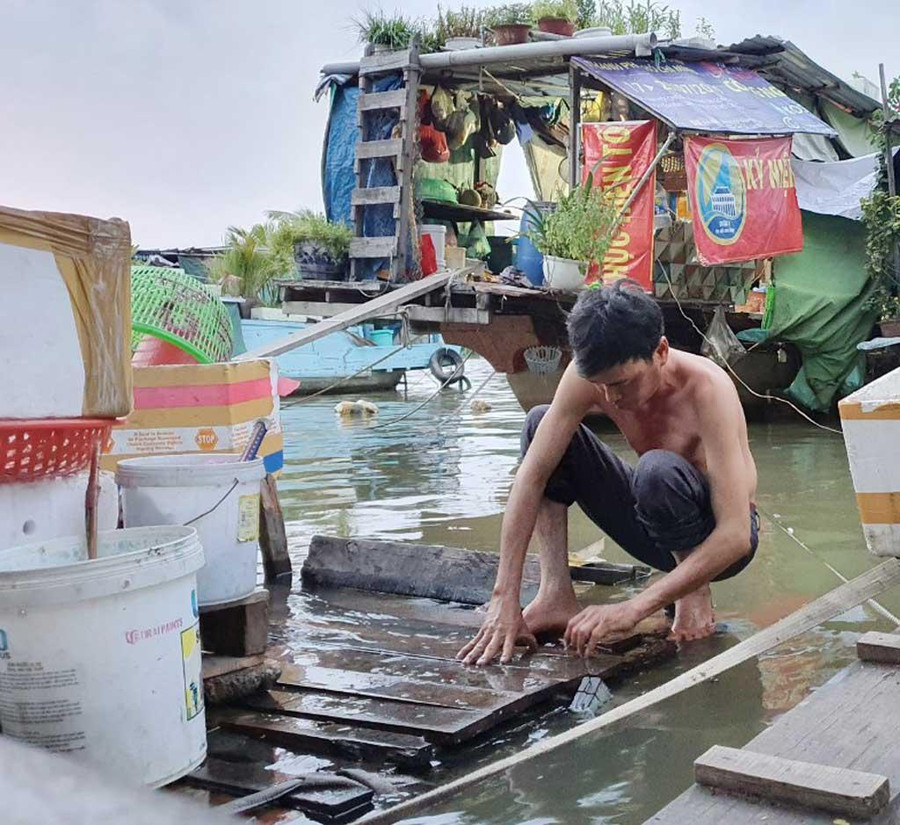Nhiều gia đình thương hồ mưu sinh lênh đênh trên dòng kênh Tẻ