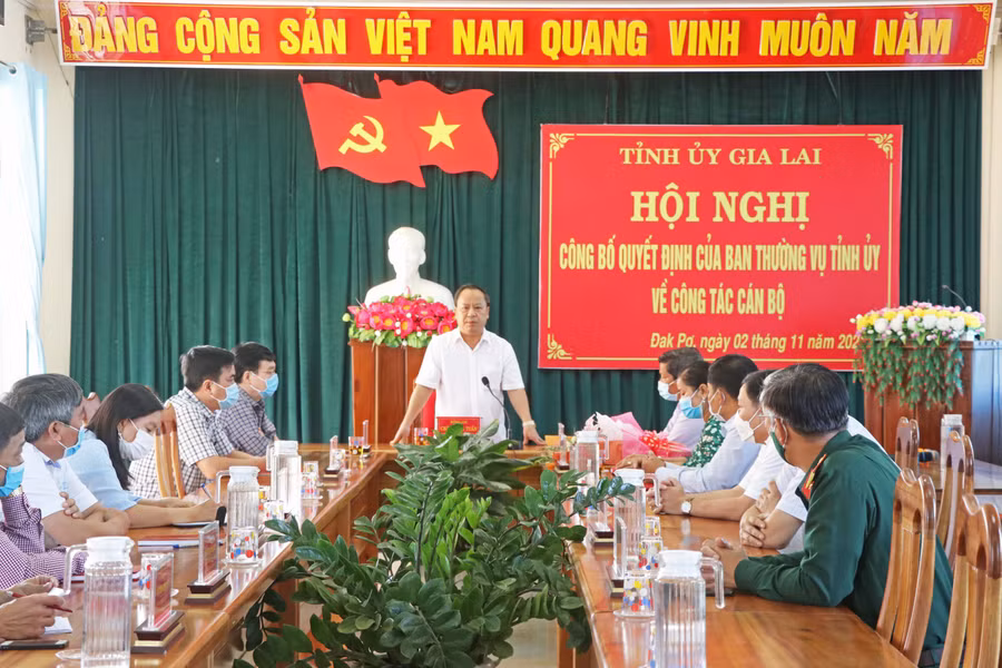 Đồng chí Châu Ngọc Tuấn-Phó Bí thư Thường trực Tỉnh ủy, Trưởng đoàn đại biểu Quốc hội tỉnh Gia Lai phát biểu tại Hội nghị. Ảnh: Ngọc Minh