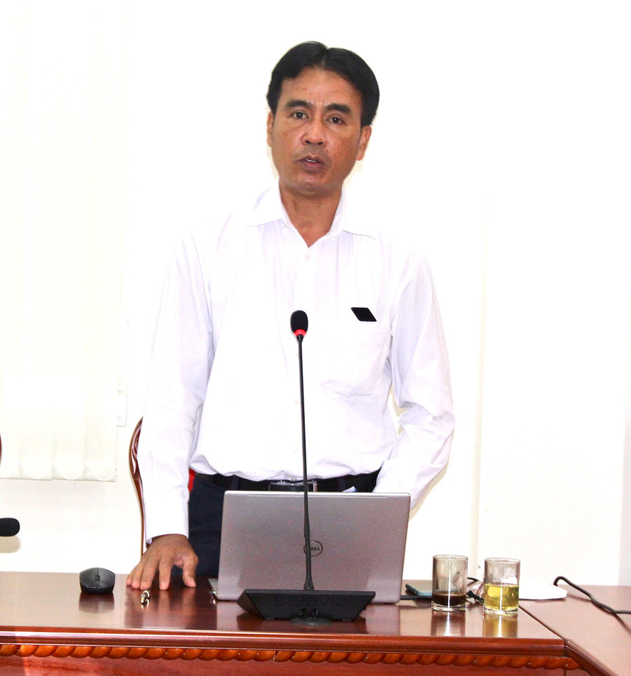 Đồng chí Rơ Chăm La Ni-Phó Trưởng ban Thường trực Ban Dân vận Tỉnh ủy phát biểu tại hội nghị tập huấn. Ảnh: Phan Lài