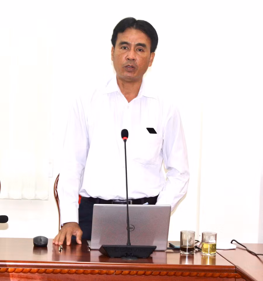 Đồng chí Rơ Chăm La Ni-Phó Trưởng ban Thường trực Ban Dân vận Tỉnh ủy phát biểu tại hội nghị tập huấn. Ảnh: Phan Lài