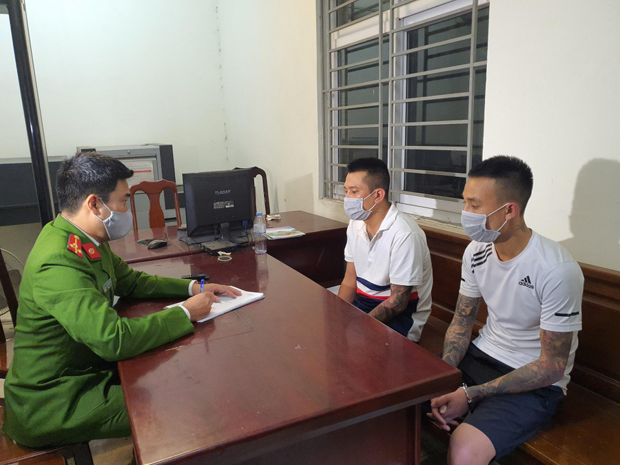 Công an làm việc với Nguyễn Ngọc Phương cùng đồng phạm. Ảnh: Kiến Trần