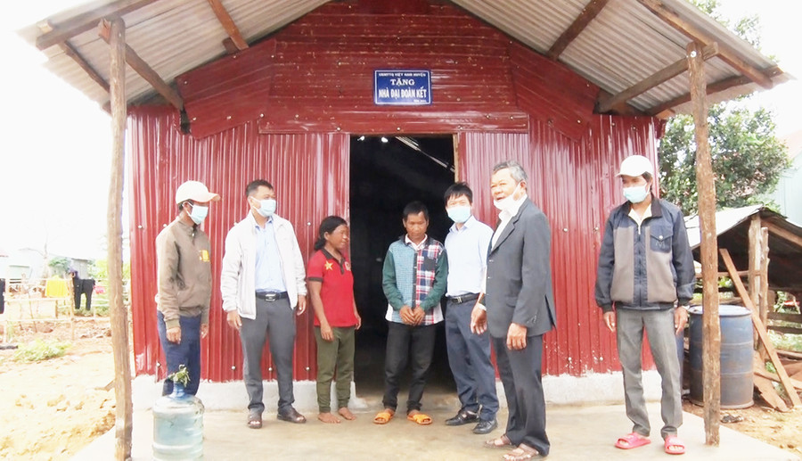 Bàn giao nhà "Đại đoàn kết" cho hộ nghèo xã Hbông (huyện Chư Sê). Ảnh: Mỹ Đức 2bàn giao nhà đđk cho hộ nghèo xã Hbông