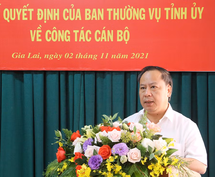 Phó Bí thư Thường trực Tỉnh ủy phát biểu giao nhiệm vụ. Ảnh: Quang Tấn