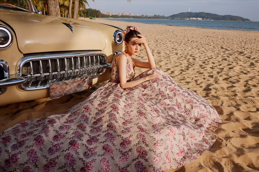 Địch Lệ Nhiệt Ba hòa mình trong cảnh sắc thiên nhiên của bãi biển Tam Á. Ảnh: Weibo