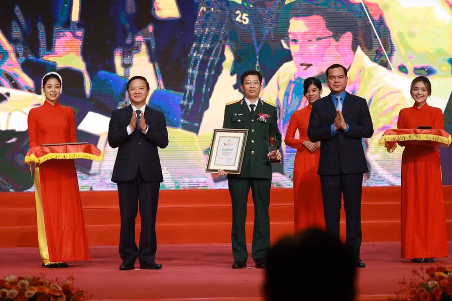Phó chủ tịch Quốc hội Nguyễn Khắc Định và Chủ tịch Tổng LĐLĐ Nguyễn Đình Khang trao biểu trưng và bằng khen cho các tập thể xuất sắc. Ảnh: Việt Lâm