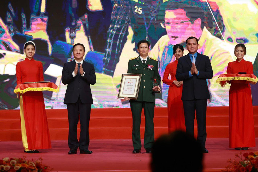 Phó chủ tịch Quốc hội Nguyễn Khắc Định và Chủ tịch Tổng LĐLĐ Nguyễn Đình Khang trao biểu trưng và bằng khen cho các tập thể xuất sắc. Ảnh: Việt Lâm Phó chủ tịch Quốc hội Nguyễn Khắc Định và Chủ tịch Tổng LĐLĐ Nguyễn Đình Khang trao biểu trưng và bằng khen cho các tập thể xuất sắc. Ảnh: Việt Lâm