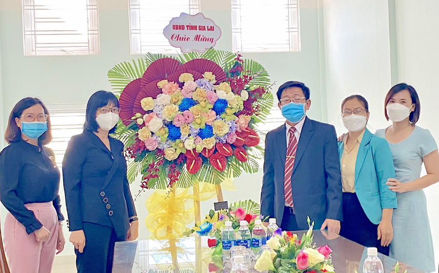 Phó Chủ tịch UBND tỉnh Nguyễn Thị Thanh Lịch (thứ 2 từ trái sang) tặng lẵng hoa chúc mừng của UBND tỉnh cho Phân hiệu Trường Đại học Nông Lâm TP. Hồ Chí Minh tại Gia Lai. Ảnh: Mộc Trà Phó Chủ tịch UBND tỉnh Nguyễn Thị Thanh Lịch (thứ 2 từ trái sang) tặng lẵng hoa chúc mừng của UBND tỉnh cho Phân hiệu Trường Đại học Nông Lâm TP. Hồ Chí Minh tại Gia Lai. Ảnh: Mộc Trà