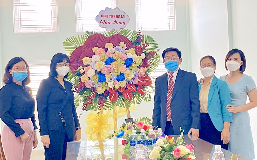 Phó Chủ tịch UBND tỉnh Nguyễn Thị Thanh Lịch (thứ 2 từ trái sang) tặng lẵng hoa chúc mừng của UBND tỉnh cho Phân hiệu Trường Đại học Nông Lâm TP. Hồ Chí Minh tại Gia Lai. Ảnh: Mộc Trà