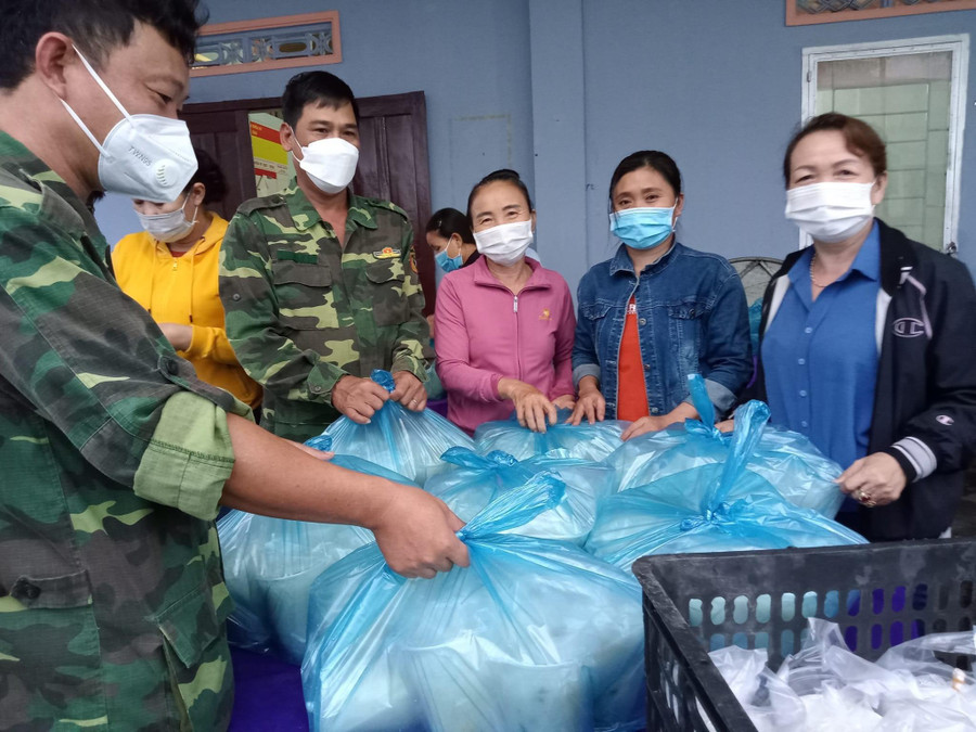 Gần 600 suất cháo gà được Hội LHPN thị trấn Phú Thiện bàn giao cho lực lượng bộ đội vận chuyển đến các khu cách ly tập trung. Ảnh: Vũ Chi