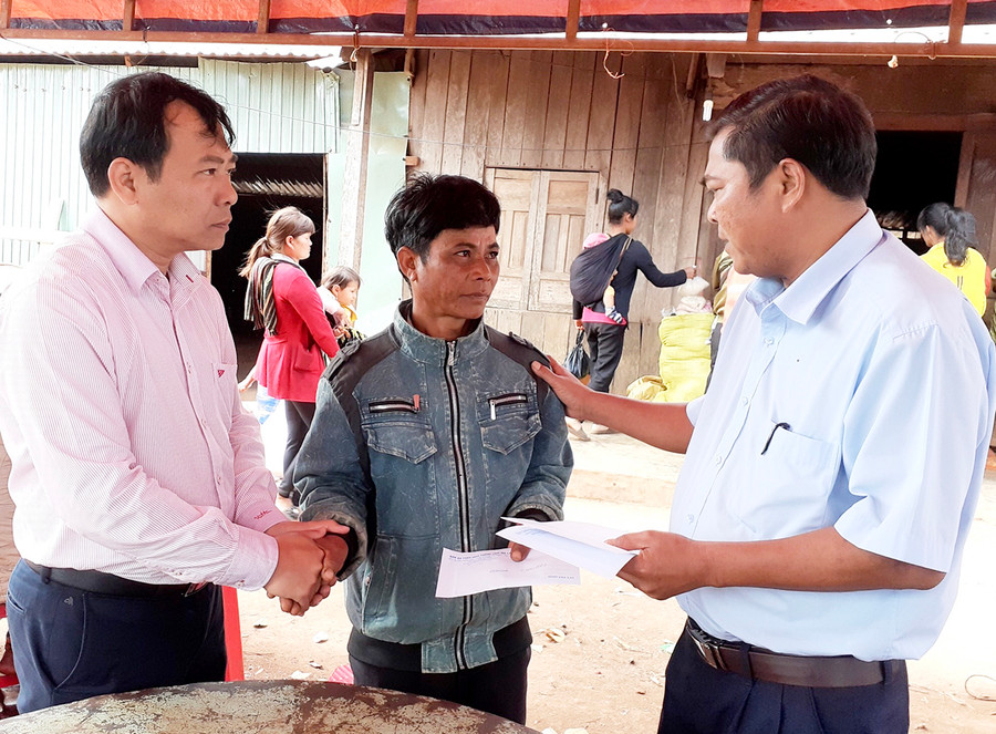 Đại diện Ban An toàn Giao thông tỉnh cùng địa phương đến động viên, chia buồn cùng gia đình nạn nhân tử vong trong vụ TNGT đặc biệt nghiêm trọng xảy ra đếm 14-2 tại xã Ia H'rú (Chư Pưh). Ảnh: Lê Hòa