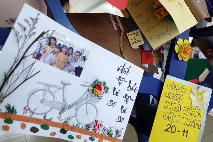 Bao tình cảm thân thương của học sinh gửi vào tấm thiệp tri ân thầy cô giáo nhân ngày 20.11 - Ảnh: Đào Ngọc Thạch