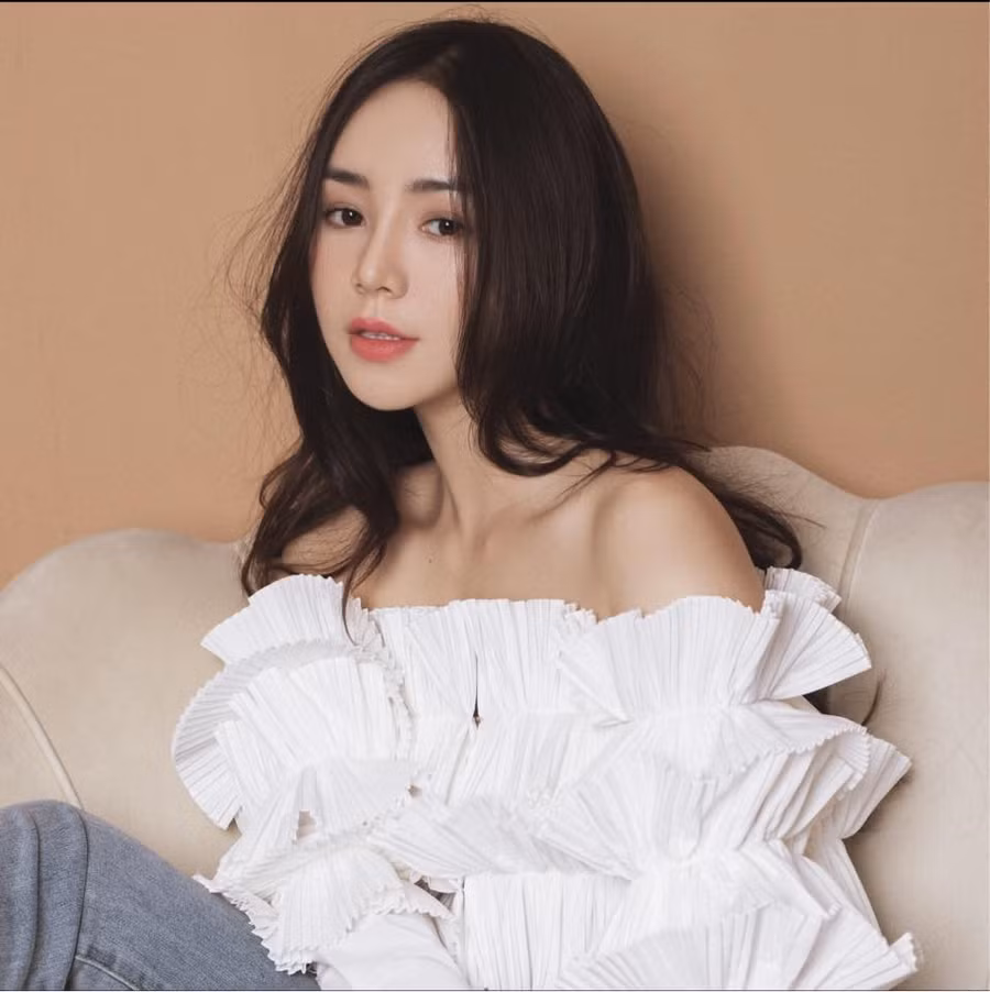 Quỳnh Kool cho biết cô sẽ tiếp tục trau dồi diễn xuất để đảm nhiệm được nhiều dạng vai. Hiện, nữ diễn viên sinh năm 1995 là một trong những diễn viên trẻ được chú ý nhất trong vũ trụ mỹ nhân VFC. Ảnh: NVCC 