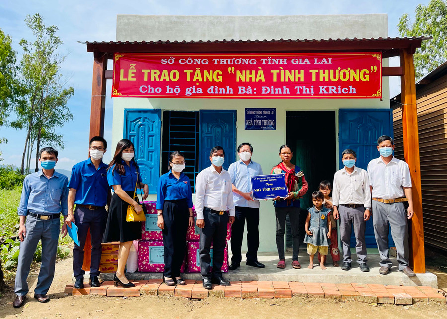 Sở Công thương trao nhà tình thương cho bà Đinh Thị KRich (làng Tpông, xã Yang Nam, huyện Kông Chro). Ảnh: Vũ Thảo