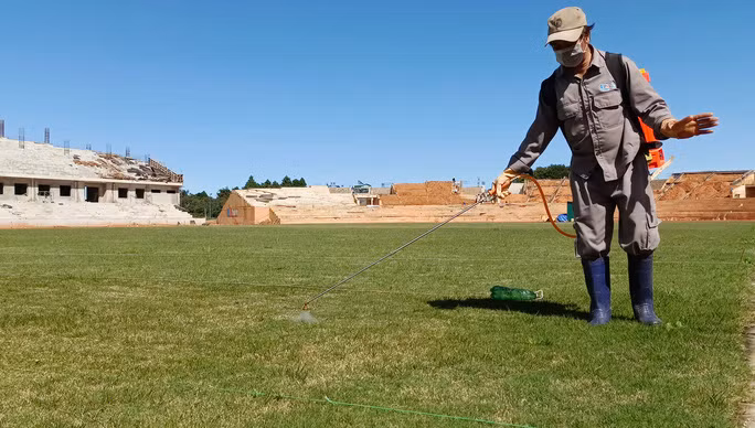 Chăm sóc cỏ tại sân vận động Đà Lạt