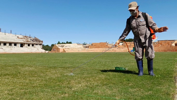 Chăm sóc cỏ tại sân vận động Đà Lạt