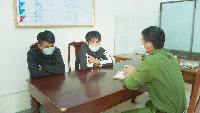 Đôi bạn tù tiếp tục đưa nhau vào nhà giam