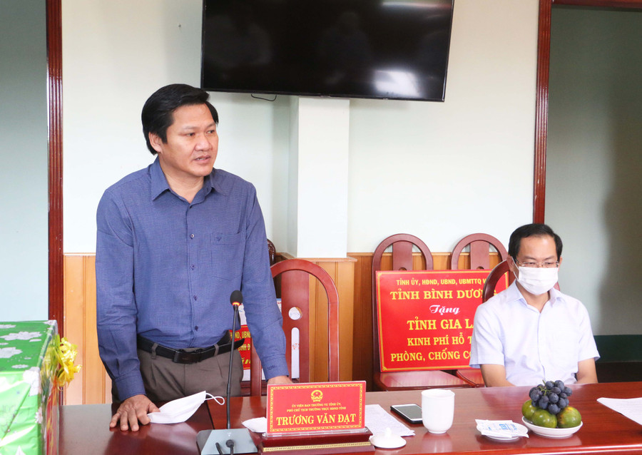 Phó Chủ tịch Thường trực HĐND tỉnh Gia Lai Trương Văn Đạt trao đổi thông tin về công tác phòng-chống dịch của tỉnh thời gian qua. Ảnh: Quang Tấn