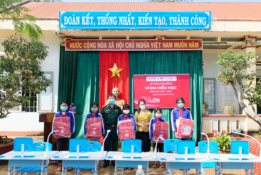  Thượng tá Vũ Văn Viện-Phó Giám đốc Viettel Gia Lai và bà Bùi Khoa Nghi-Phó Giám đốc Sở Giáo dục và Đào tạo tặng học bổng cho các em vượt khó học giỏi