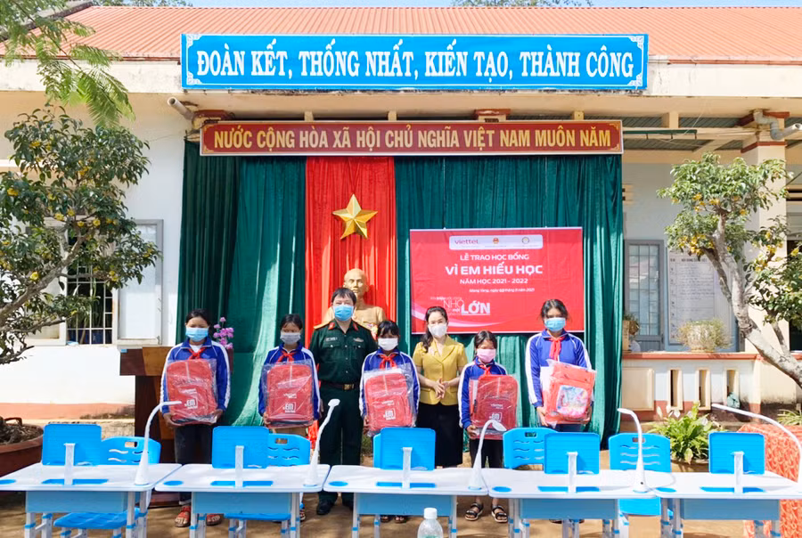  Thượng tá Vũ Văn Viện-Phó Giám đốc Viettel Gia Lai và bà Bùi Khoa Nghi-Phó Giám đốc Sở Giáo dục và Đào tạo tặng học bổng cho các em vượt khó học giỏi