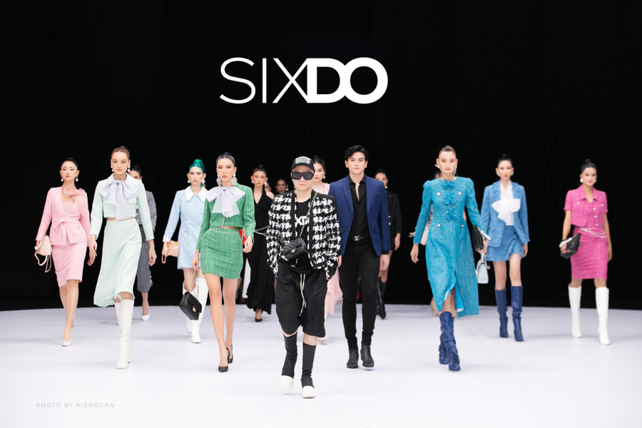 Nhà thiết kế Đỗ Mạnh Cường và dàn người mẫu catwalk chào sân khấu show diễn thứ 2 cho thương hiệu SIXDO mùa thời trang Fall Winter 2021.
