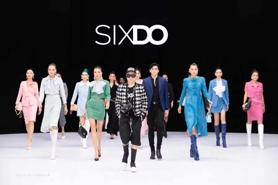 Nhà thiết kế Đỗ Mạnh Cường và dàn người mẫu catwalk chào sân khấu show diễn thứ 2 cho thương hiệu SIXDO mùa thời trang Fall Winter 2021.