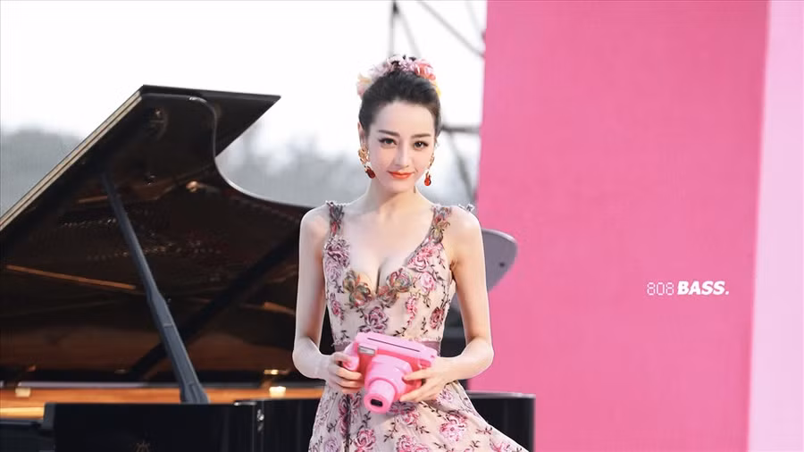 Cận cảnh nhan sắc hút hồn của mỹ nhân Tân Cương Địch Lệ Nhiệt Ba. Ảnh: Weibo