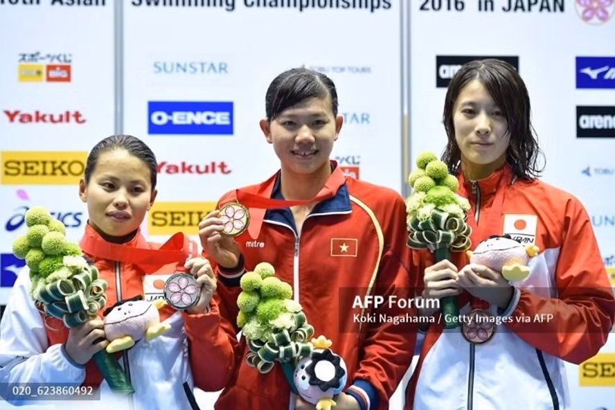 Ánh Viên (giữa) là vận động viên bơi vĩ đại của thể thao Việt Nam trong suốt 1 thập kỷ qua. Ảnh: AFP