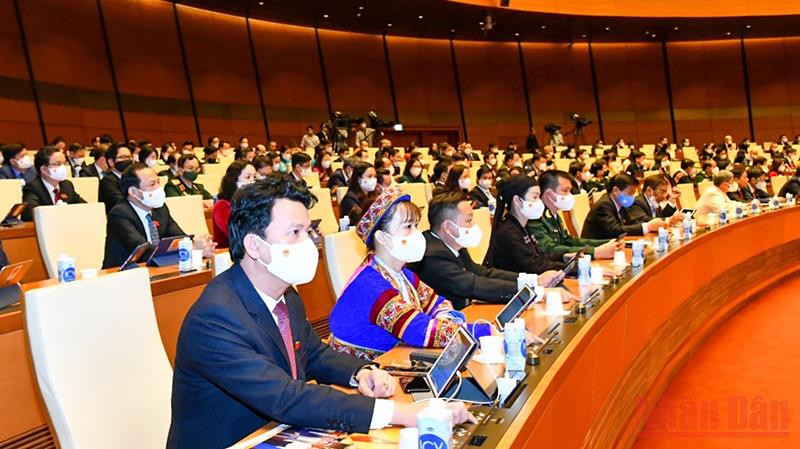 Đại biểu Quốc hội biểu quyết thông qua Nghị quyết chung kỳ họp. Đại biểu Quốc hội biểu quyết thông qua Nghị quyết chung kỳ họp.