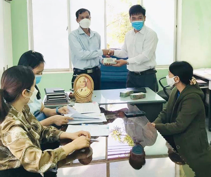  Hội Nông dân huyện Phú Thiện trao nguồn vốn hỗ trợ cho đại diện các tổ hội nghề nghiệp.Ảnh: Vũ Chi