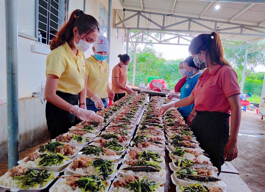 Giáo viên mầm non ở huyện Chư Sê chung tay hỗ trợ nấu ăn cho các khu cách ly trên địa bàn. Ảnh: Mộc Trà 3- Giáo viên mầm non ở huyện Chư Sê chung tay hỗ trợ nấu ăn cho các khu cách ly trên địa bàn. Ảnh: Mộc Trà.
