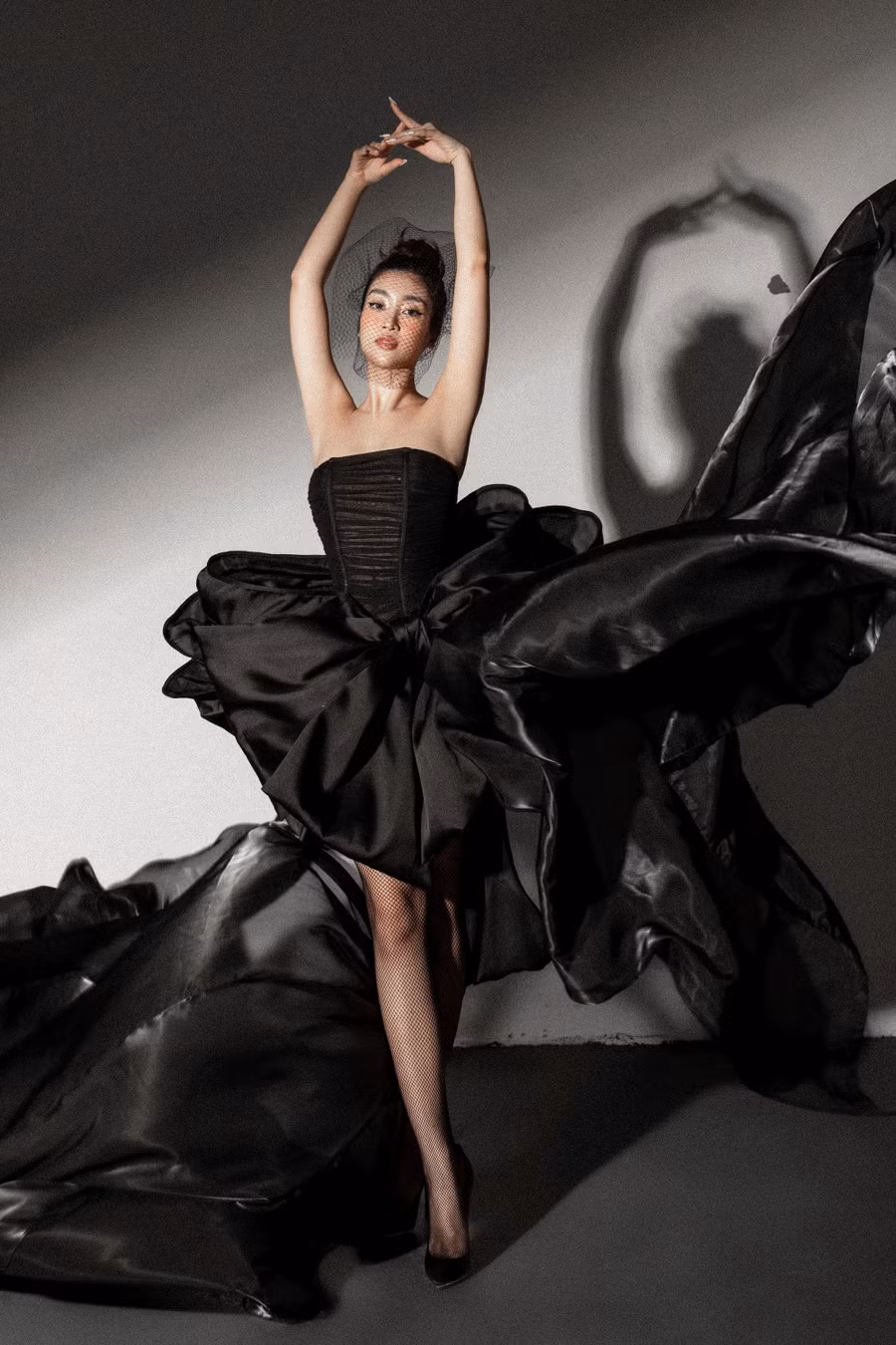 Bên cạnh đó, người đẹp gốc Hà Nội cũng thừa nhận ngôi vị hoa hậu giúp bản thân có được nhiều cơ hội tốt để thực hiện được ước mơ và đam mê. Tuy nhiên, cô lại không có ý định tham gia thêm bất kỳ một đấu trường nhan sắc quốc tế nào nữa. Ảnh: Huy Nguyễn