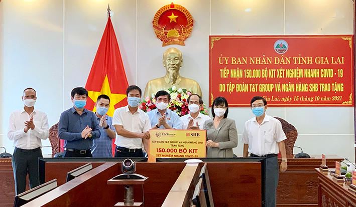 Tập đoàn T&T Group và Ngân hàng SHB trao tặng 150.000 bộ Kit xét nghiệm test nhanh Covid-19 trị giá gần 7 tỷ đồng cho tỉnh Gia Lai nhằm hỗ trợ công tác phòng-chống dịch Covid-19. Ảnh: Như Nguyện Tập đoàn T&T Group và Ngân hàng SHB trao tặng 150.000 bộ Kit xét nghiệm test nhanh Covid-19 (do hãng Rapigen Inc-Hàn Quốc sản xuất) trị giá gần 7 tỷ đồng cho tỉnh Gia Lai nhằm hỗ trợ công tác phòng-chống dịch Covid-19. Ảnh: Như Nguyện