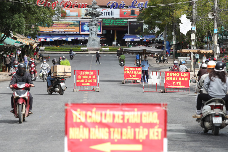 Người dân khai báo y tế khi vào chợ Đà Lạt  Người dân khai báo y tế khi vào chợ Đà Lạt